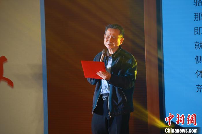 臺灣詩人白靈帶來了一首自創(chuàng)的詩歌《大戈壁》。　閩南師范大學(xué)供圖