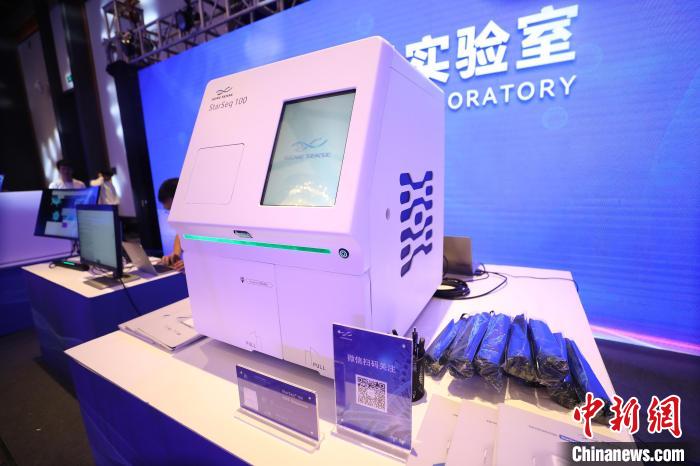 圖為發(fā)布會上展示的科技產(chǎn)品?！±祖I 攝