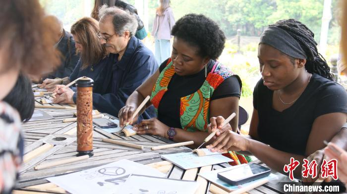 外交官們體驗嘉定竹刻?！∪A東師范大學供圖