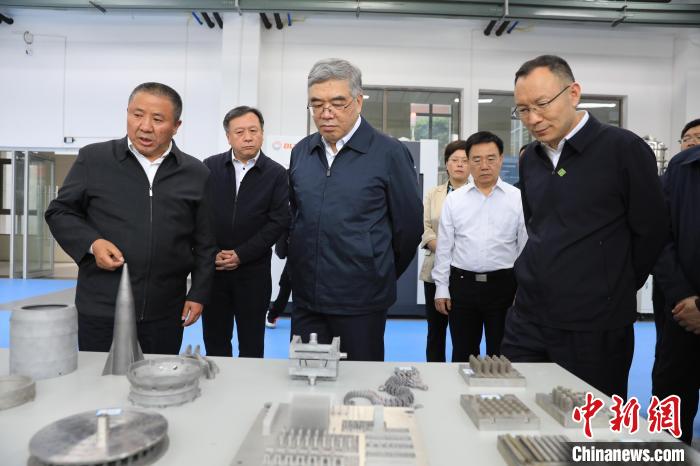 民進(jìn)中央常務(wù)副主席朱永新率調(diào)研組赴四川開展重點(diǎn)考察調(diào)研。圖為在四川工程職業(yè)技術(shù)學(xué)院考察調(diào)研?！∶襁M(jìn)中央供圖