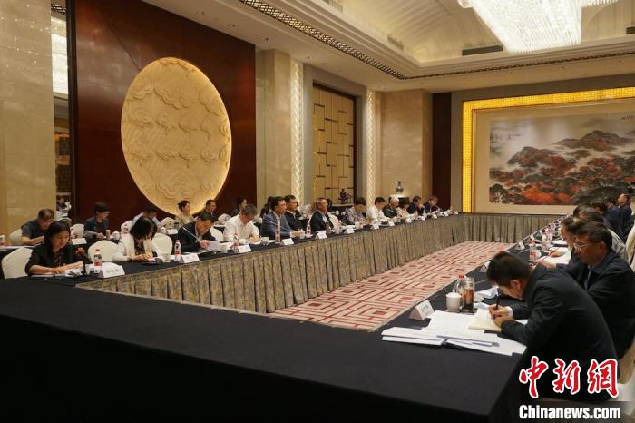 民進(jìn)中央主席蔡達(dá)峰近日率調(diào)研組赴江蘇開展重點(diǎn)考察調(diào)研。圖為在調(diào)研座談會現(xiàn)場?！∶襁M(jìn)中央供圖