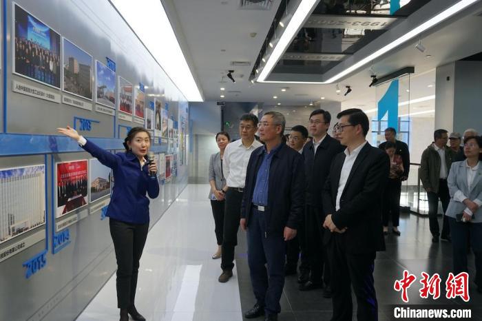 民進(jìn)中央主席蔡達(dá)峰近日率調(diào)研組赴江蘇開展重點(diǎn)考察調(diào)研。圖為在江陰實(shí)地考察雙良集團(tuán)有限公司。　孫權(quán) 攝