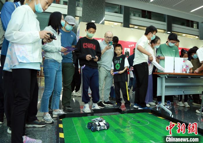 中科院計(jì)算所“神計(jì)妙算”公眾科學(xué)日活動現(xiàn)場?！≈锌圃河?jì)算所 供圖