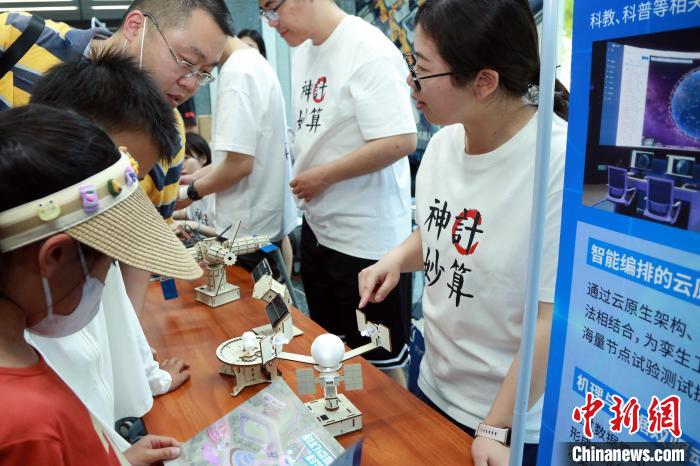 中科院計(jì)算所“神計(jì)妙算”公眾科學(xué)日活動現(xiàn)場。　中科院計(jì)算所 供圖