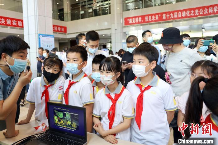 中科院自動化所“自動化之光”公眾科學(xué)日活動現(xiàn)場?！≈锌圃鹤詣踊?供圖