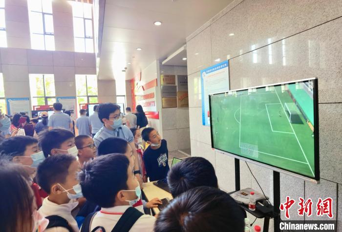 中科院自動化所“自動化之光”公眾科學(xué)日活動現(xiàn)場?！≈锌圃鹤詣踊?供圖