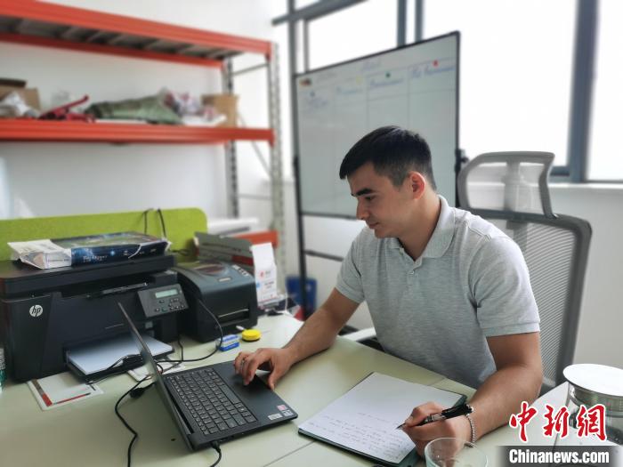 李浩宇正在辦公?！↑h田野 攝