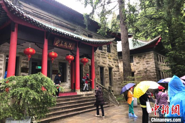圖為在廬山抗戰(zhàn)博物館外，有不少等待參觀的游客。　吳鵬泉 攝