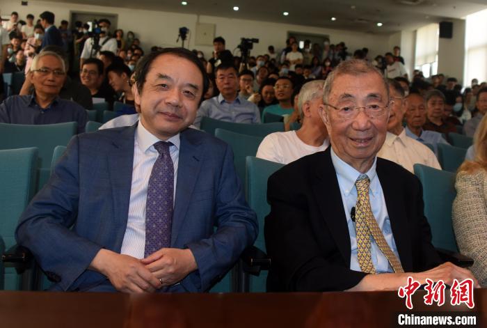 高能論壇開始前，丁肇中先生(右)與主持論壇的中科院高能所所長王貽芳院士合影。　<a target='_blank' href='/'><p  align=