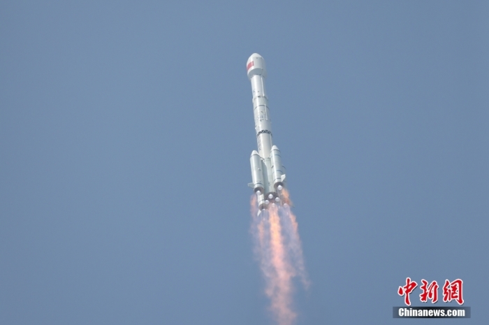 5月17日10時(shí)49分，我國(guó)在西昌衛(wèi)星發(fā)射中心用長(zhǎng)征三號(hào)乙運(yùn)載火箭，成功發(fā)射第五十六顆北斗導(dǎo)航衛(wèi)星。該衛(wèi)星屬地球靜止軌道衛(wèi)星，是我國(guó)北斗三號(hào)工程的首顆備份衛(wèi)星。入軌并完成在軌測(cè)試后，將接入北斗衛(wèi)星導(dǎo)航系統(tǒng)。此次發(fā)射是北斗三號(hào)工程高密度組網(wǎng)之后，時(shí)隔3年的首發(fā)任務(wù)。朱磊 攝