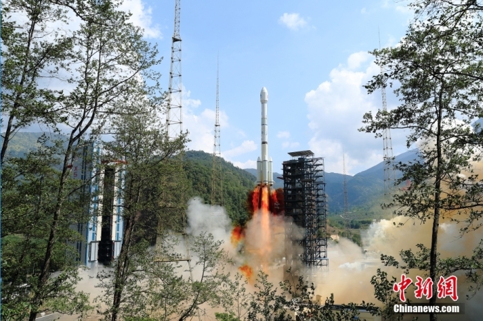 5月17日10時(shí)49分，我國(guó)在西昌衛(wèi)星發(fā)射中心用長(zhǎng)征三號(hào)乙運(yùn)載火箭，成功發(fā)射第五十六顆北斗導(dǎo)航衛(wèi)星。該衛(wèi)星屬地球靜止軌道衛(wèi)星，是我國(guó)北斗三號(hào)工程的首顆備份衛(wèi)星。入軌并完成在軌測(cè)試后，將接入北斗衛(wèi)星導(dǎo)航系統(tǒng)。此次發(fā)射是北斗三號(hào)工程高密度組網(wǎng)之后，時(shí)隔3年的首發(fā)任務(wù)。楊志遠(yuǎn) 攝