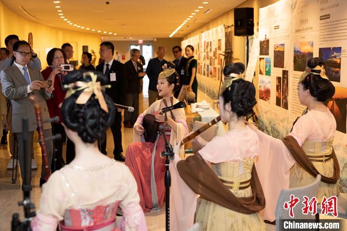 當?shù)貢r間5月19日，中國常駐聯(lián)合國代表團、中國文化和旅游部、泉州市人民政府在紐約聯(lián)合國總部聯(lián)合舉辦“茶和天下·雅集”主題展覽和招待會。圖為展覽現(xiàn)場泉州南音表演。 <a target='_blank' href='/' _fcksavedurl='/'><p  align=