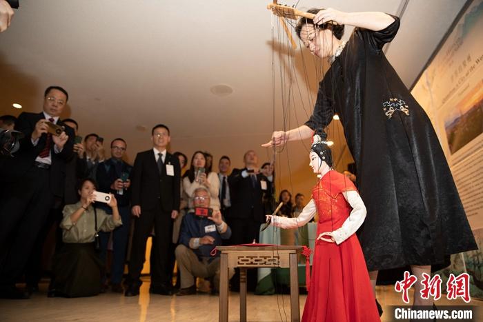 當?shù)貢r間5月19日，中國常駐聯(lián)合國代表團、中國文化和旅游部、泉州市人民政府在紐約聯(lián)合國總部聯(lián)合舉辦“茶和天下·雅集”主題展覽和招待會。圖為展覽表演泉州提線木偶寫書法。 <a target='_blank' href='/' _fcksavedurl='/'><p  align=