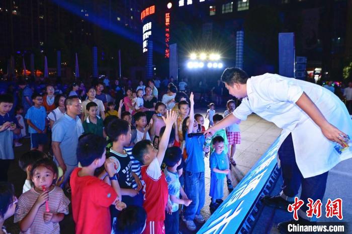 2023年鷹潭市“好奇心”科普節(jié)吸引了不少孩子踴躍參與?！≈鬓k方 供圖