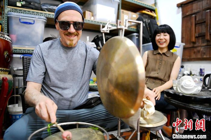 代表團(tuán)成員在漳州木偶表演館開展文化藝術(shù)交流活動。　張金川 攝