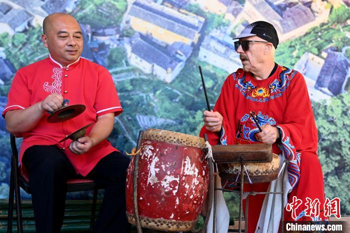 代表團(tuán)成員在漳州市南靖縣與當(dāng)?shù)孛耖g樂隊臨時組隊?！埥鸫?攝