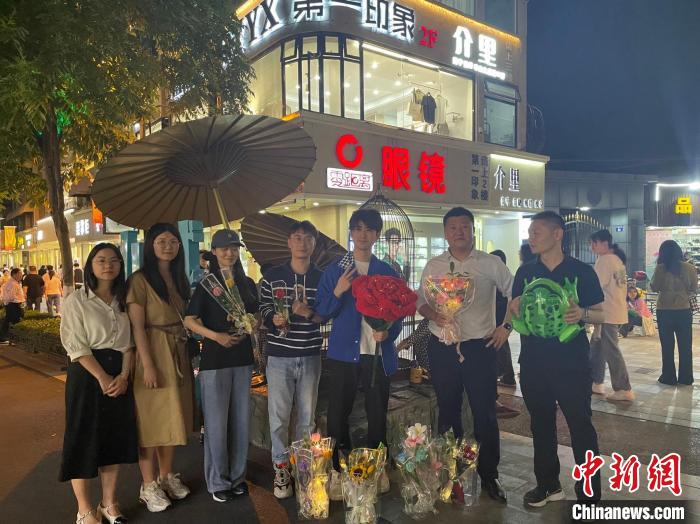 在東陽(yáng)橫店，宣講團(tuán)導(dǎo)師、成員與橫店演員(右三)合影?！?東陽(yáng)市融媒體中心 供圖