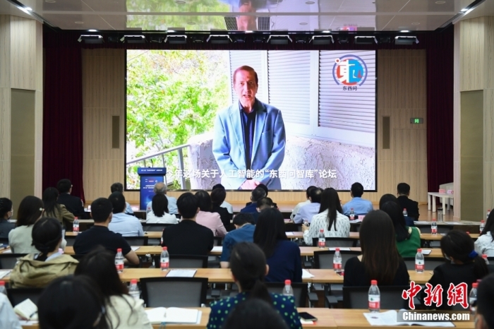 5月30日，<a target='_blank' href='/'>中新社</a>第二屆“東西問(wèn)智庫(kù)”主題論壇在北京舉行，多位中外專(zhuān)家圍繞“AI革命與文明進(jìn)化”展開(kāi)討論。圖為美國(guó)加州理工學(xué)院電氣工程和計(jì)算機(jī)科學(xué)教授、人工智能專(zhuān)家亞瑟·阿布-穆斯塔法通過(guò)視頻在論壇上作主旨演講。<a target='_blank' href='/'>中新社</a>記者 田雨昊 攝
