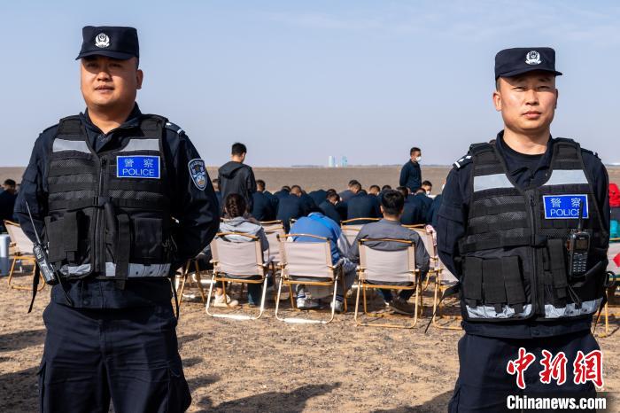 圖為承擔神舟十六號載人飛船安保任務(wù)的移民管理警察?！∨ｖ?攝