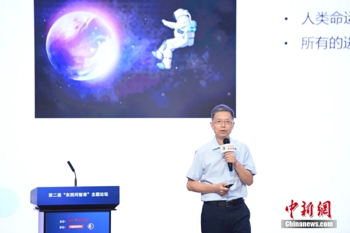5月30日，<a target='_blank' href='/'>中新社</a>第二屆“東西問智庫”主題論壇在北京舉行，多位中外專家圍繞“AI革命與文明進化”展開討論。圖為北京大學新聞與傳播學院教授胡泳在論壇上作主旨演講。<a target='_blank' href='/'>中新社</a>記者 田雨昊 攝
