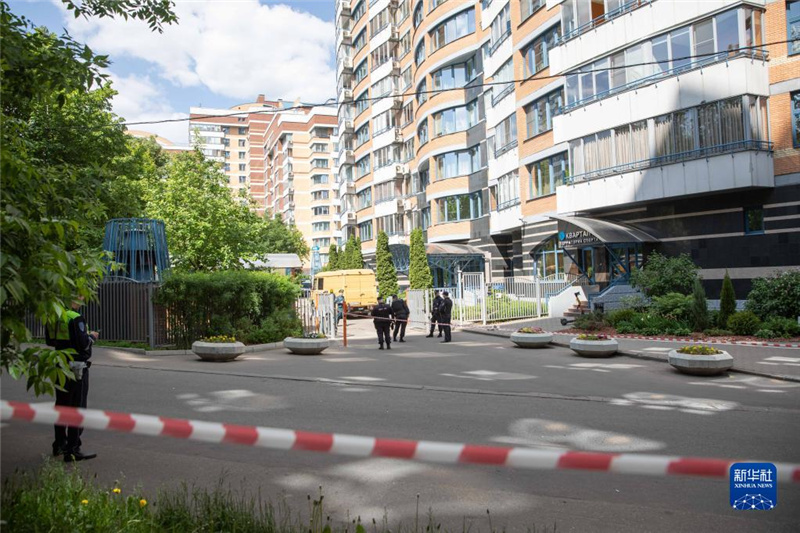 5月30日，警察在俄羅斯首都莫斯科的樓房遭襲現(xiàn)場(chǎng)警戒。新華社記者白雪騏攝