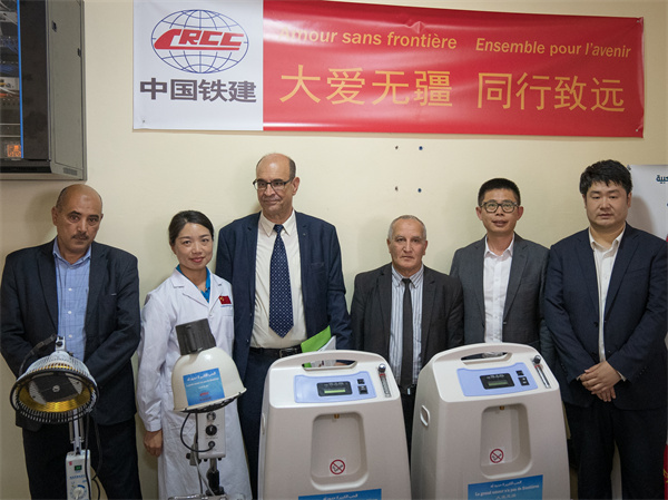 中國鐵建阿爾及利亞公司向當?shù)蒯t(yī)院捐贈醫(yī)療物資。鐵建國際供圖