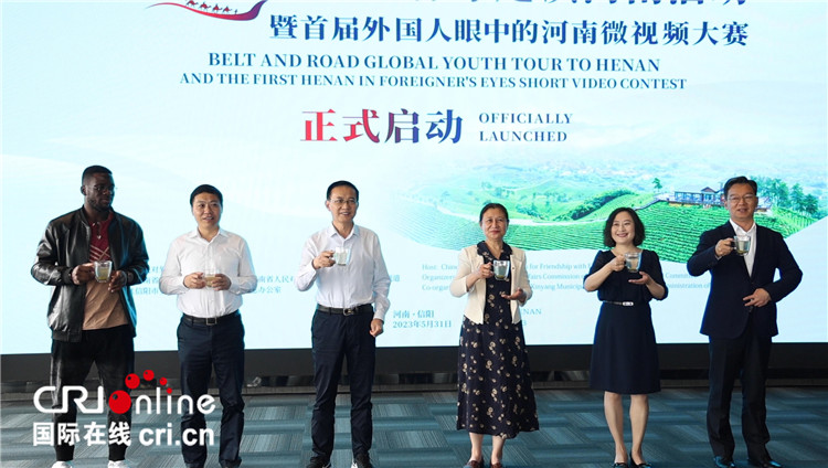 與會嘉賓共同舉杯啟動活動。賈親親 攝