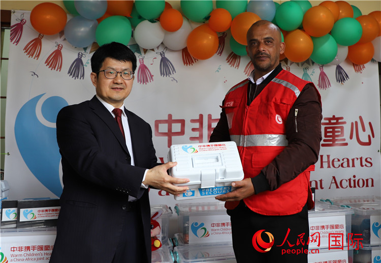 李健大使向孤兒院負(fù)責(zé)人移交捐贈(zèng)物資。人民網(wǎng)記者 王傳寶攝