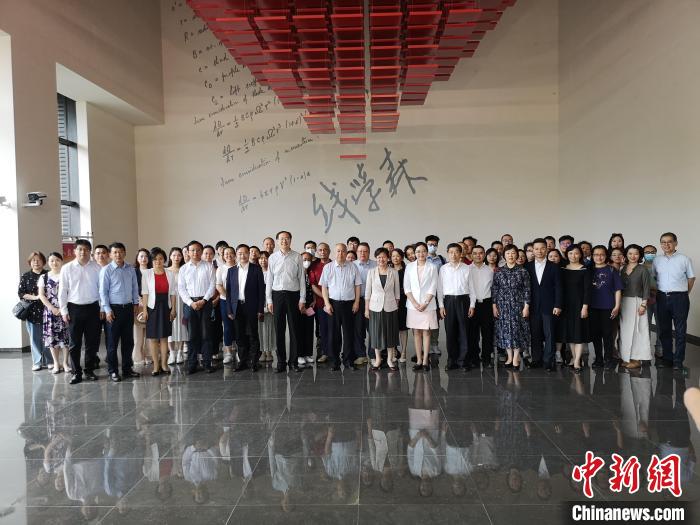 上海僑界人士參觀上海交通大學(xué)錢學(xué)森圖書館?！》队畋?攝