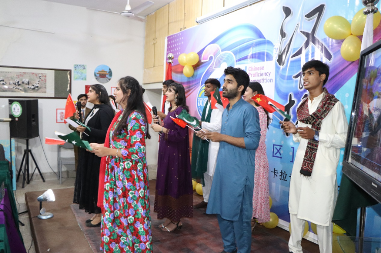 “漢語橋”世界大學(xué)生中文比賽卡拉奇賽區(qū)決賽現(xiàn)場，參賽選手共同演唱中文歌曲?？ɡ娲髮W(xué)孔子學(xué)院供圖