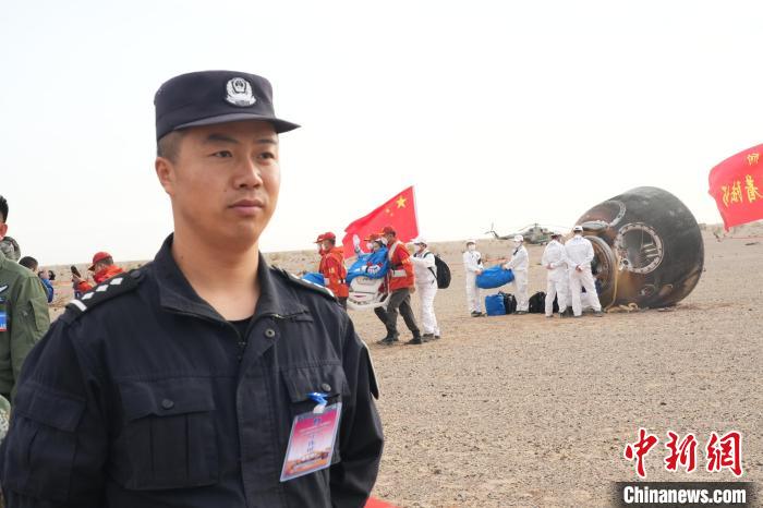 圖為阿拉善邊境管理支隊(duì)民警在著陸場開展安保工作。　張杰 攝