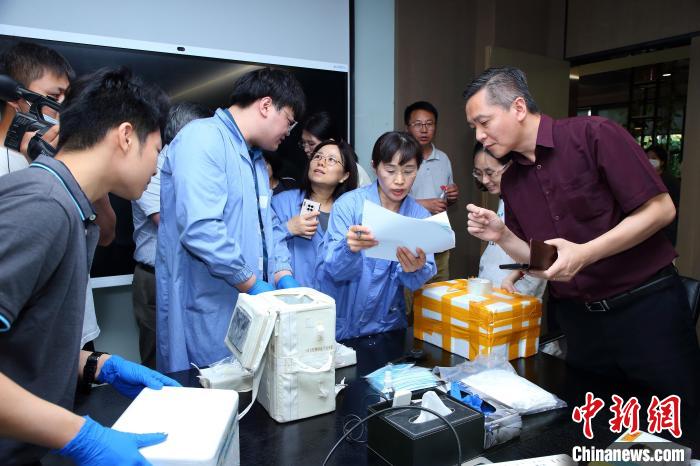 科研人員清點(diǎn)、查看隨神舟十五號(hào)返回地面的空間科學(xué)實(shí)驗(yàn)樣品?！≈锌圃嚎臻g應(yīng)用中心 供圖