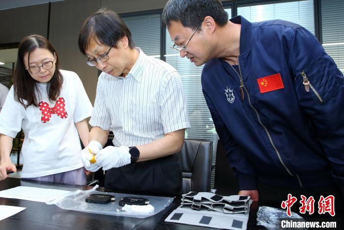 科研人員查看隨神舟十五號(hào)返回地面的空間科學(xué)實(shí)驗(yàn)樣品?！≈锌圃嚎臻g應(yīng)用中心 供圖