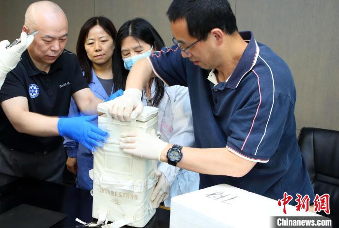 科研人員查看隨神舟十五號(hào)返回地面的空間科學(xué)實(shí)驗(yàn)樣品?！≈锌圃嚎臻g應(yīng)用中心 供圖