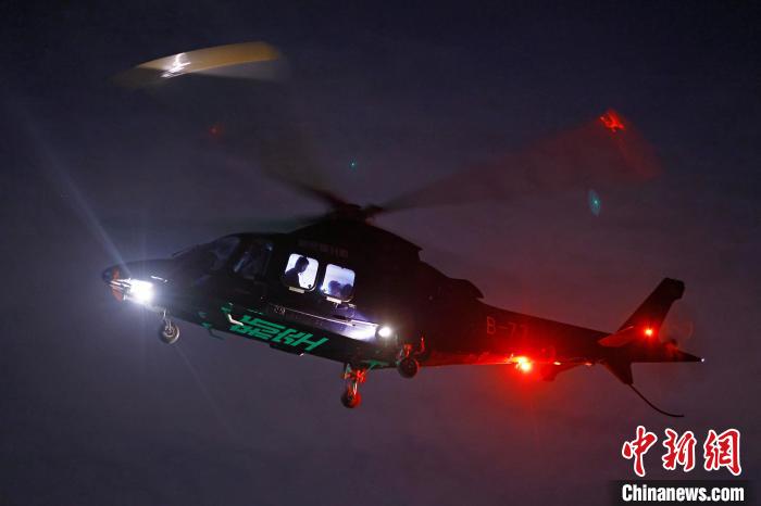 6月3日晚，游客乘坐上海新空直升機(jī)有限公司直升機(jī)開啟鳥瞰黃浦江空中圓夢(mèng)之旅?！∫罅⑶?攝