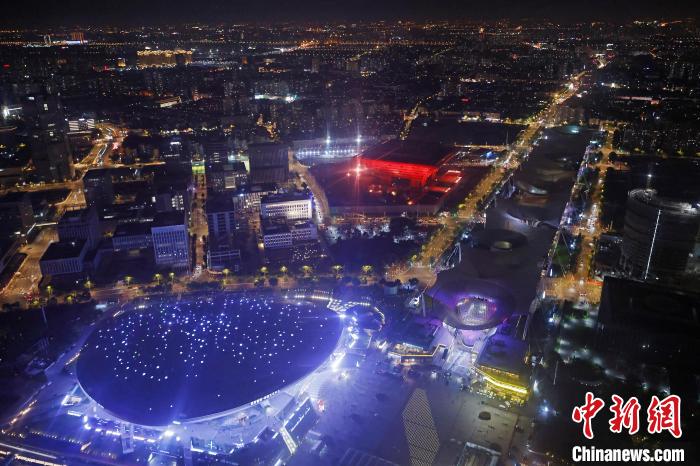 6月3日晚，鳥瞰上海黃浦江兩岸城市夜景?！∫罅⑶?攝