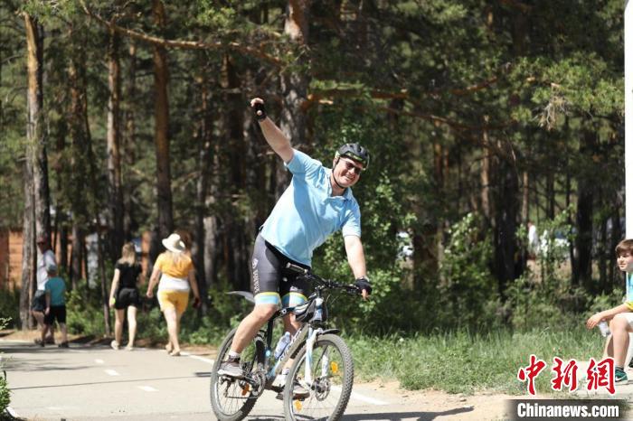 當(dāng)?shù)貢r(shí)間4日，哈外交部副部長(zhǎng)羅曼·瓦西連科在騎行活動(dòng)中?！喰琶貢?shū)處供圖