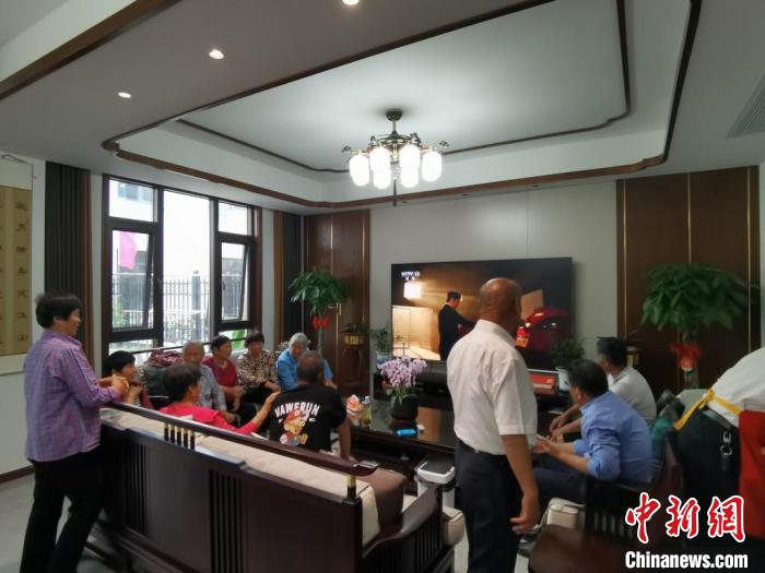 親友們集中在費俊龍家中觀看返程的視頻?！＄娚?攝