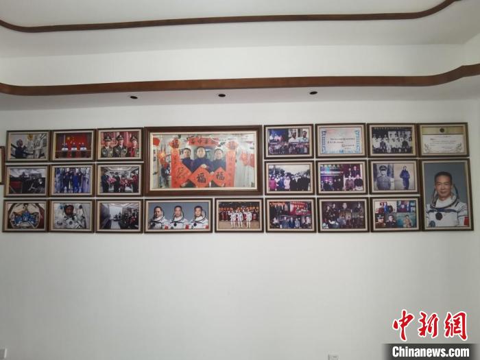 家中的照片墻上，新增了費俊龍此次飛天的照片。　鐘升 攝