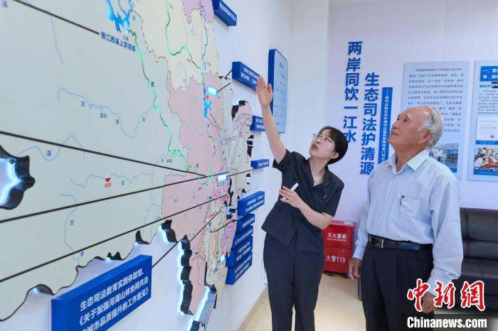 金門同胞參觀金門供水水源生態(tài)司法保護(hù)基地。　孫虹 攝