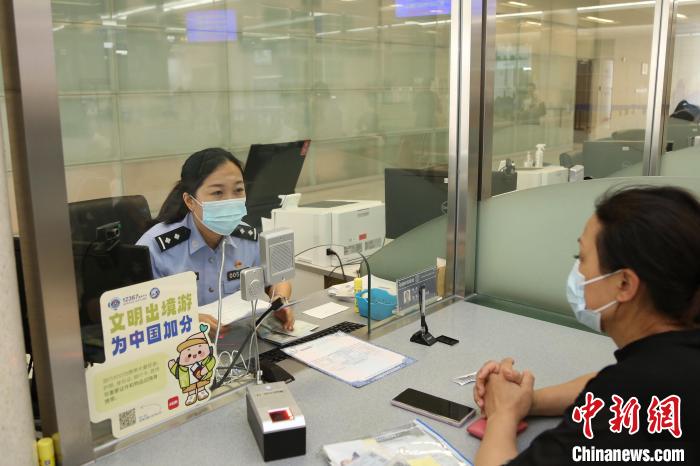 2023年1月9日至5月31日，上海市公安出入境管理部門共受理中國公民出入境證件228.5萬證次。　上海市公安局供圖