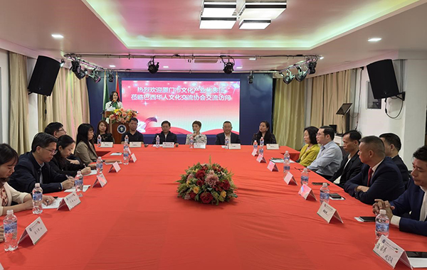 當(dāng)?shù)貢r(shí)間6月11日，由廈門市委常委、宣傳部部長吳子?xùn)|率領(lǐng)的廈門市文化產(chǎn)業(yè)代表團(tuán)來到巴西華人文化交流協(xié)會(huì)會(huì)館交流訪問，與里約熱內(nèi)盧僑界舉行座談。謝照攝