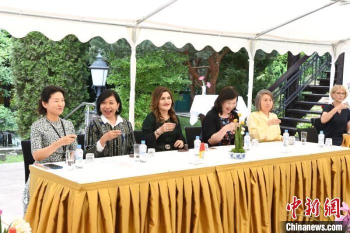 圖為嘉賓品味烏龍茶。　柏林中國文化中心供圖。