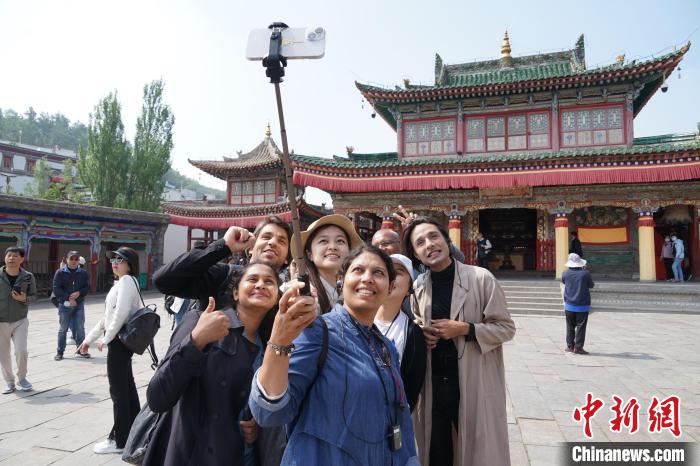 圖為外國記者在塔爾寺合影。　馬銘言 攝