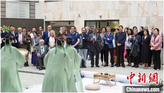 嘉賓觀看茶舞表演?！⌒抨柺形麄鞑抗﹫D