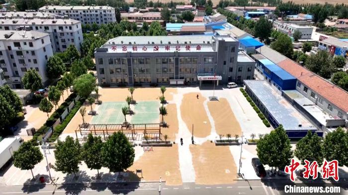 德州陵城區(qū)開放1297處鎮(zhèn)村公共場地，緩解農(nóng)民曬糧難題?！×瓿菂^(qū)委宣傳部供圖