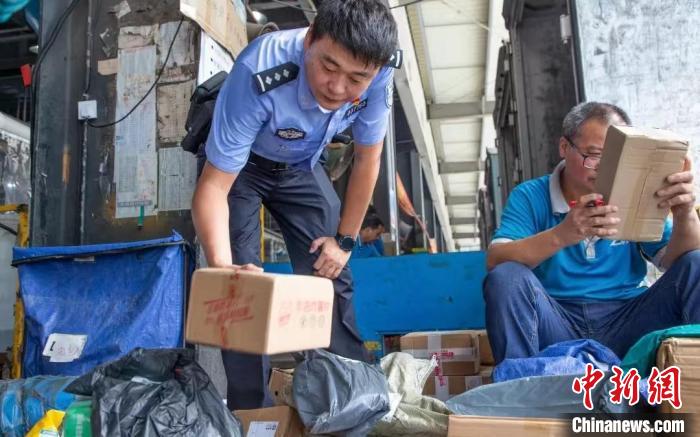 肥東縣公安局針對劇毒化學(xué)品和易制爆危險化學(xué)品生產(chǎn)企業(yè)開展安全檢查工作。　合肥警方供圖