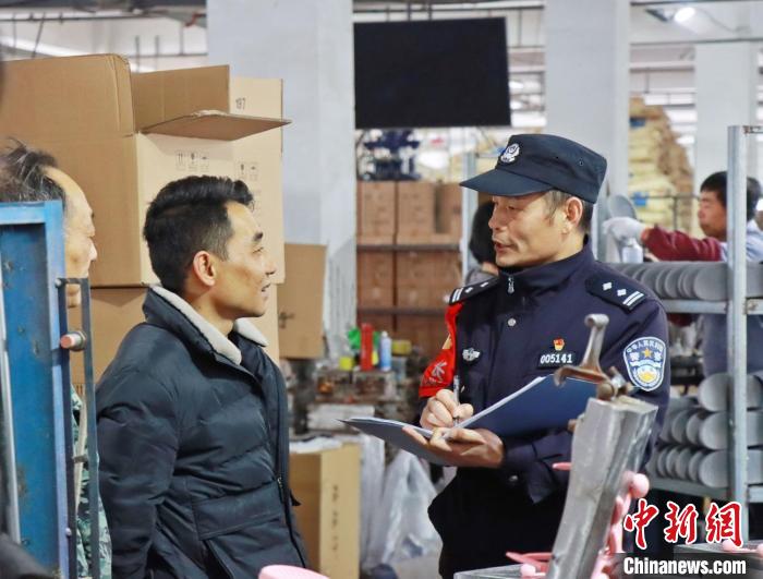 3月30日，大興派出所民警來到轄區(qū)中小企業(yè)，開展“為民為企為項目”走訪活動?！『戏示焦﹫D