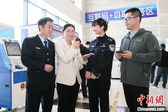 4月10日，安徽合肥，一家運輸企業(yè)負(fù)責(zé)人在工作人員的指導(dǎo)下，使用小程序辦理車管業(yè)務(wù)?！『戏示焦﹫D