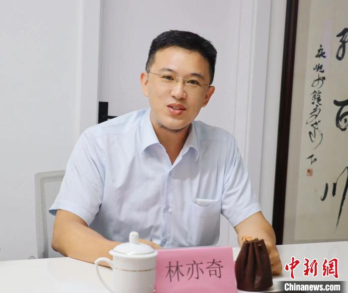 臺(tái)灣創(chuàng)新聯(lián)合建筑協(xié)會(huì)理事長林亦奇講述設(shè)立驛站愿景?！窃式?攝